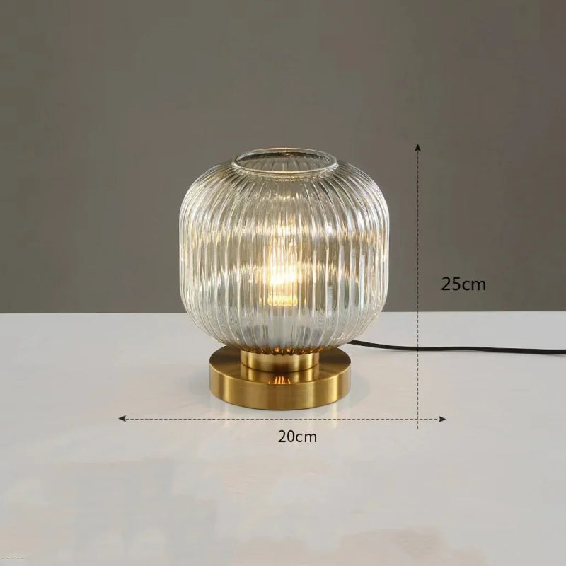 AuraGlow - Elegant bordlampe med ribbede detaljer og omgivende lys der skaber et beroligende rum