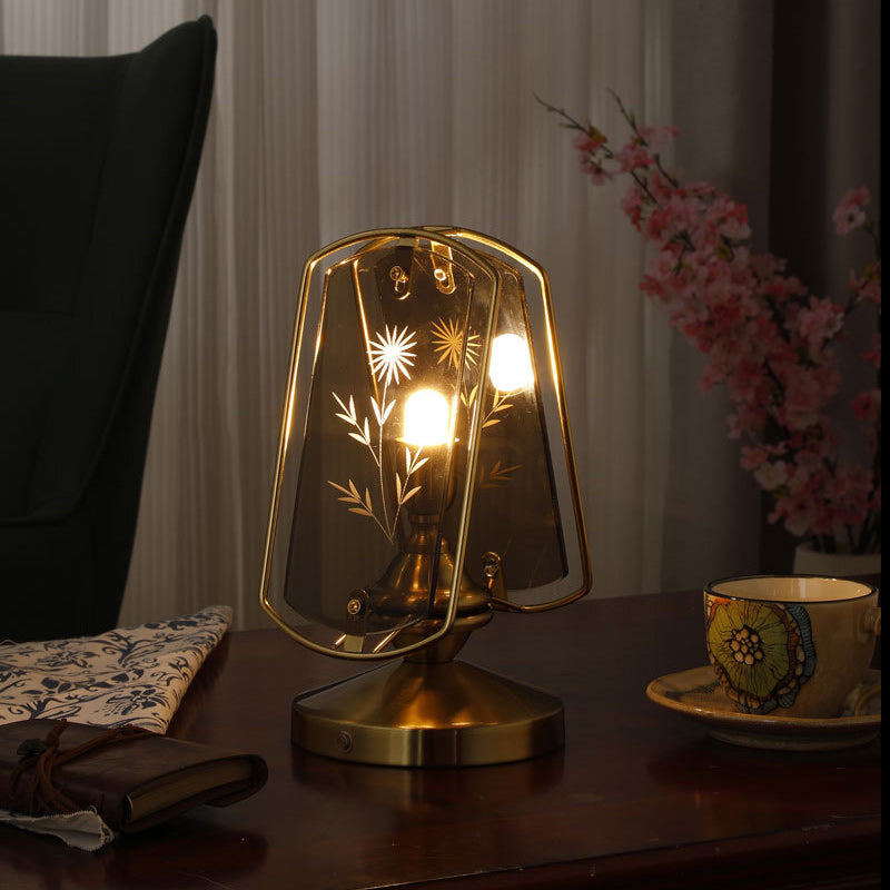 FloraGlow – Farverig bordlampe med blomstergraveret skærm og elegant fod