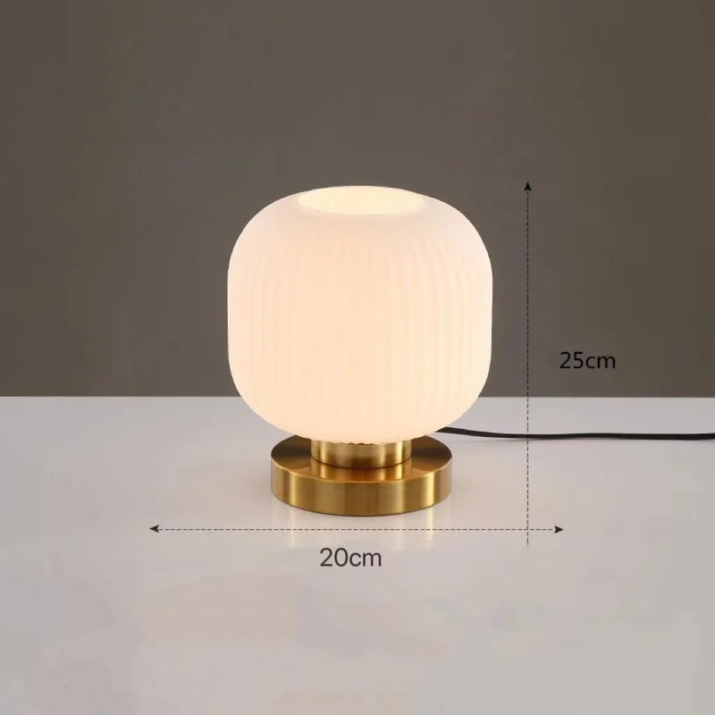 AuraGlow - Elegant bordlampe med ribbede detaljer og omgivende lys der skaber et beroligende rum
