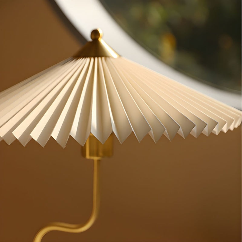 LumiCone – Moderne bordlampe med stofskærm og guldbase