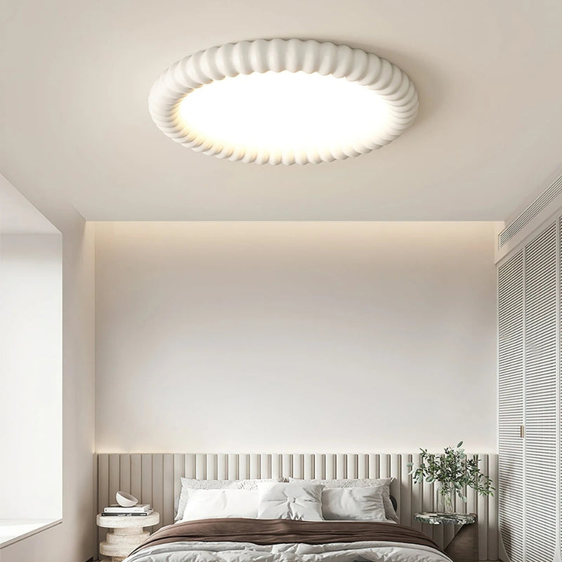 ZenHalo – Loftlampe med krusningsinspireret form og rolig belysning ovenfra