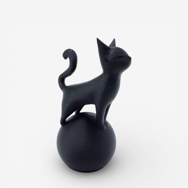 FelineBall – Dekorativ Kattefigur på Bold