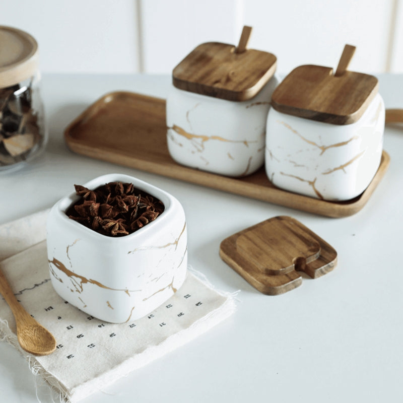 MarbleNest – Porcelæns Krydderiglas Sæt med Lufttætte Låg og Træbakke