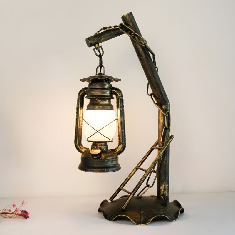 OpalForge – Moderne industrielt messingbordlampe med opalglasskærm