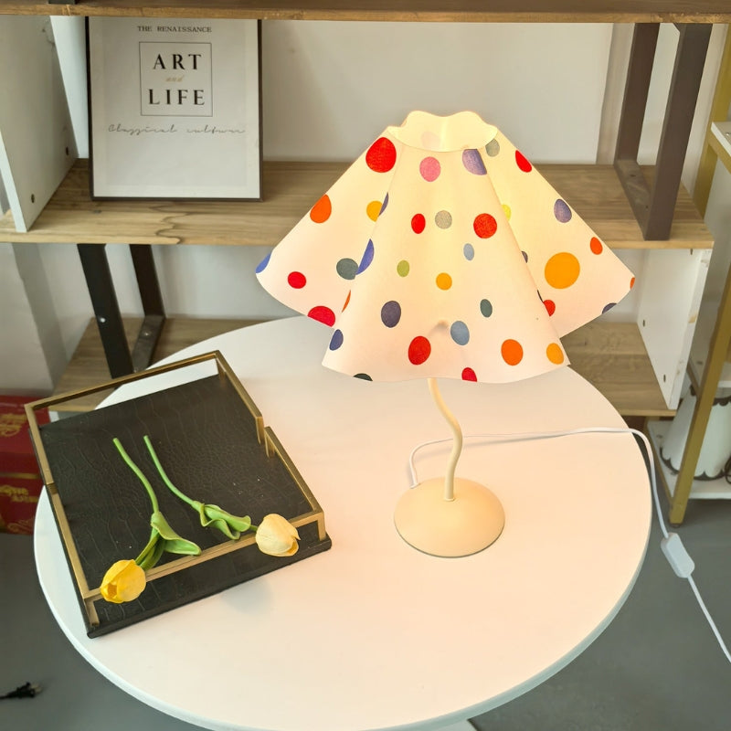 UmbraGlow – Nordisk paraplyformet bordlampe med farverige prikker