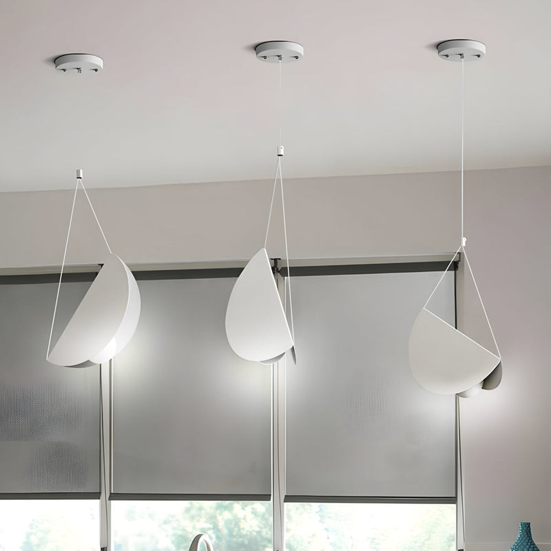 FloraLume - Moderne loftslampe med bladinspireret design