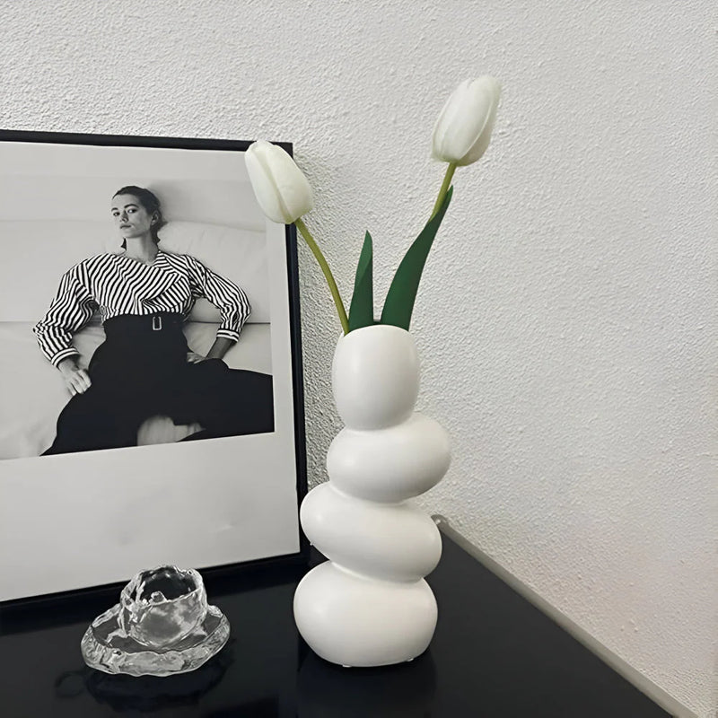 OvaForm – Stor Æggeformet Keramisk Vase til Moderne Interiør