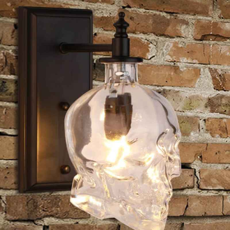 SkulLight – Industriel Væglampe med Kranieformet Glasskærm