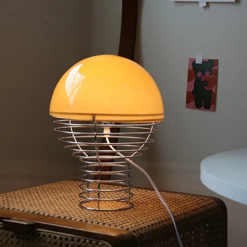 GlowPop – Legesyg kuppelformet bordlampe med skulpturel åben rammefod