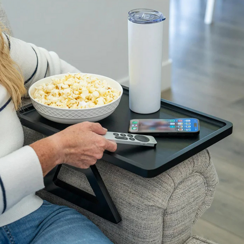 SofaSide – Justerbar bakke til sofaarme med rummelig overflade til måltider