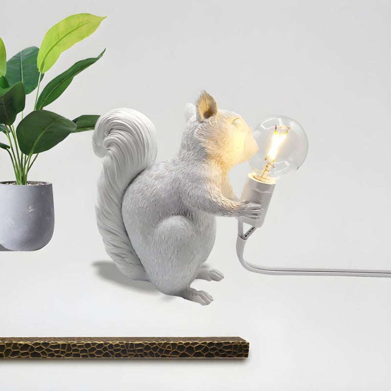 SquirrelGlow – Nordisk egern bordlampe med kunstnerisk design