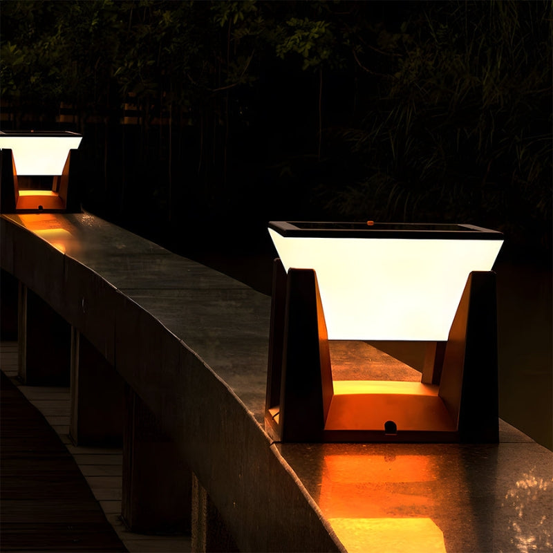 SolarGlow – Klassisk udendørslampe med solceller og geometrisk design