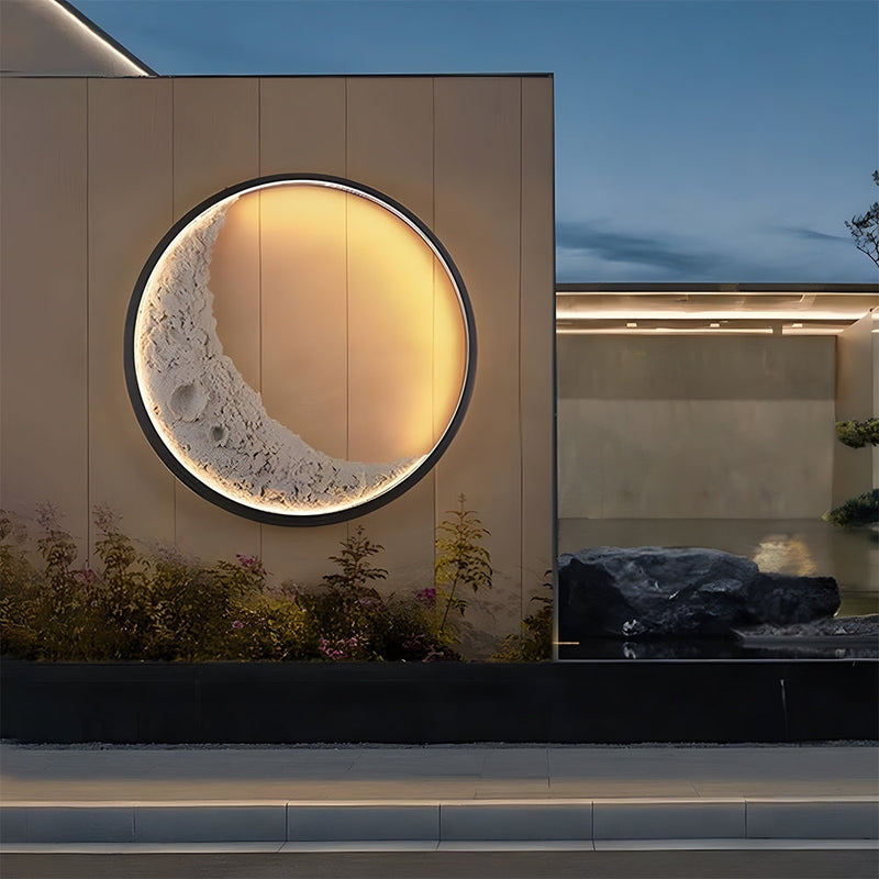 LunaBeam – Måneformet Udendørs LED Væglampe med Vandtæt Design