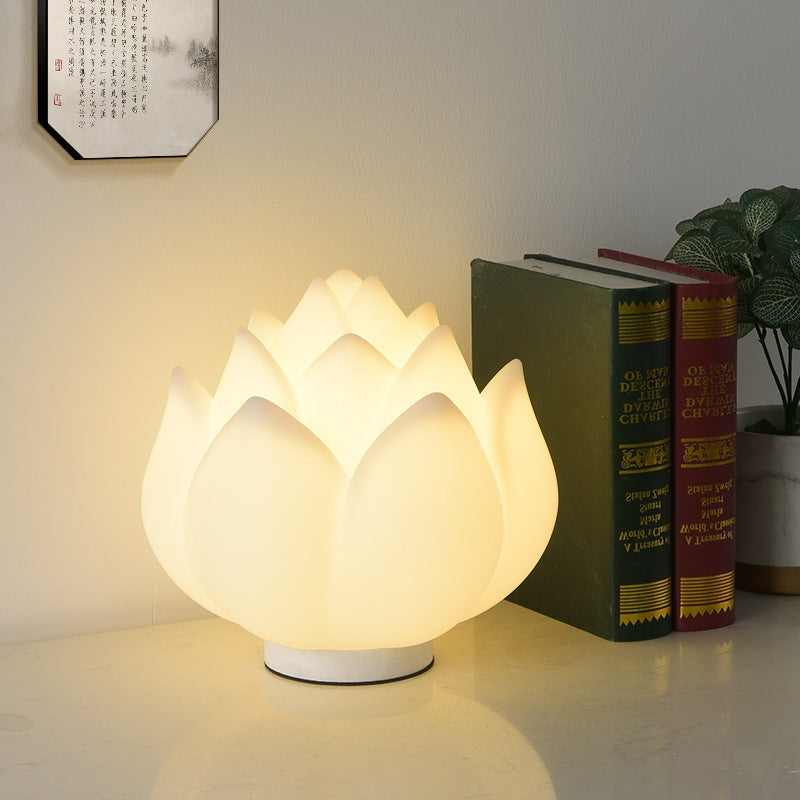 LumaLotus – Moderne bordlampe med lotusformet design