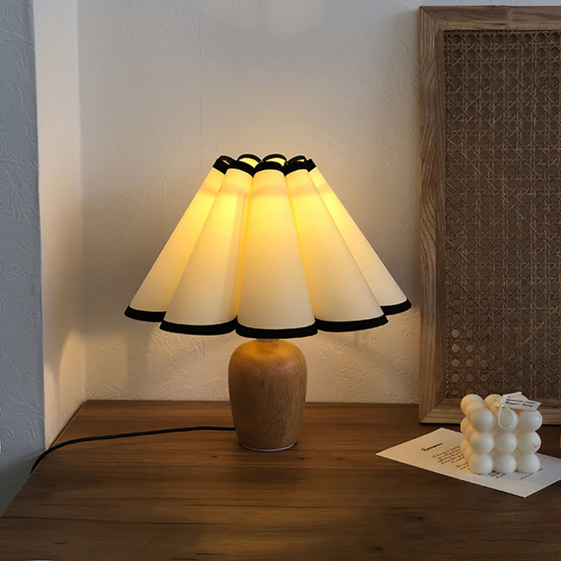 RetroGlow – Bordlampe med træfod og rillet stofskærm