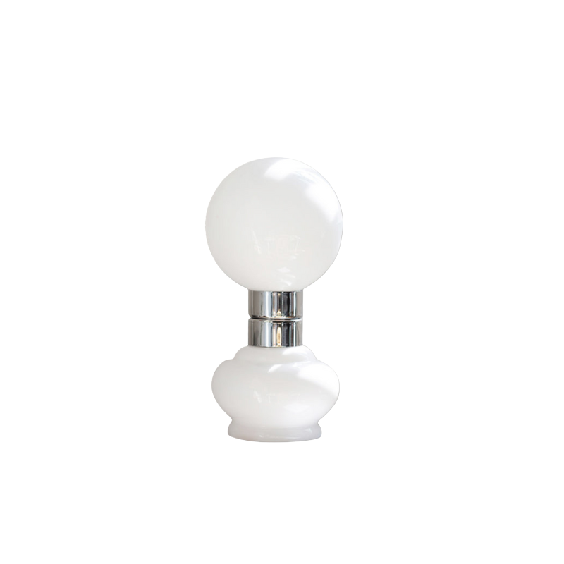 LumaGlobe – Hvid glasbordlampe med kromdetalje