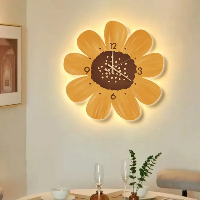 GlowVerra – Oplyst vægur med blomsterdesign og lydløs urværk