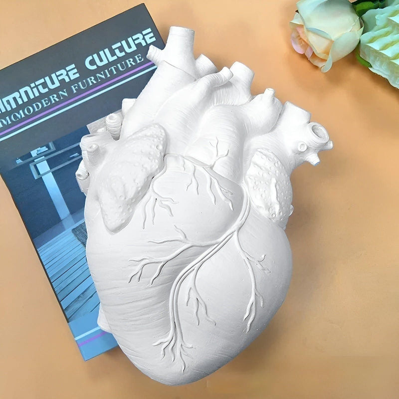 BloomHeart - Anatomisk hjerteformet vase i resin til et dristigt og romantisk interiør