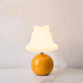 BelloGlow – Legesyg bordlampe med afrundet fod og klokkeformet skærm