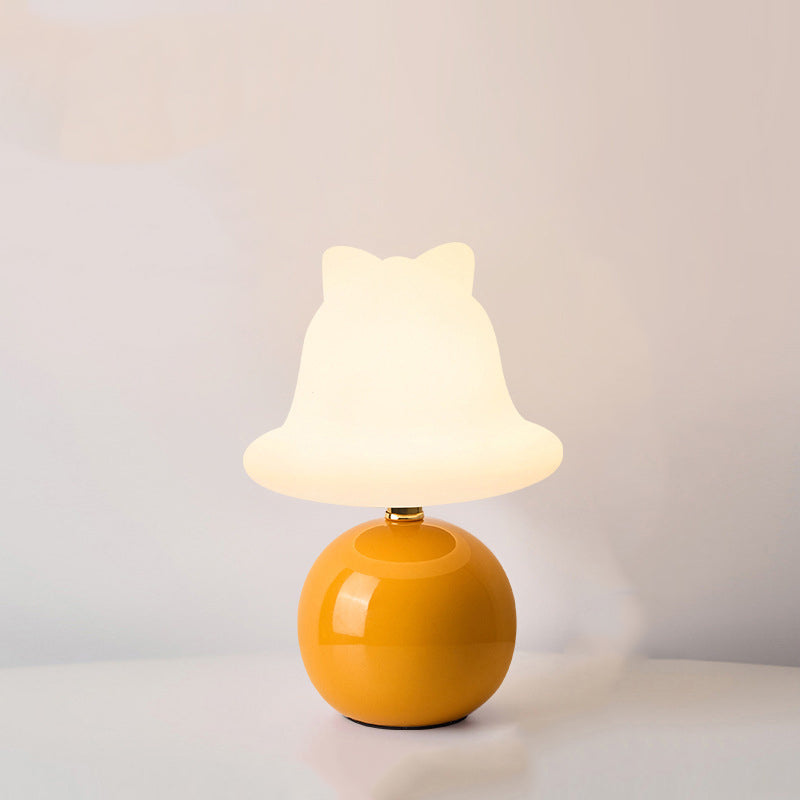 BelloGlow – Legesyg bordlampe med afrundet fod og klokkeformet skærm