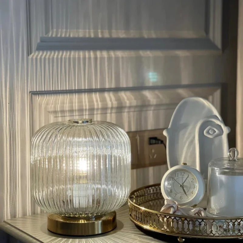 AuraGlow - Elegant bordlampe med ribbede detaljer og omgivende lys der skaber et beroligende rum