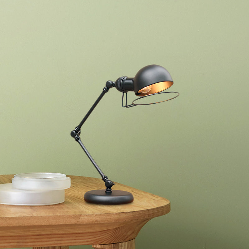 SwingLux - Industriel svingarmbordlampe med justerbar belysning og moderne stil