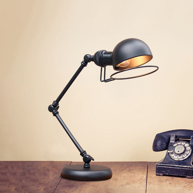 SwingLux - Industriel svingarmbordlampe med justerbar belysning og moderne stil
