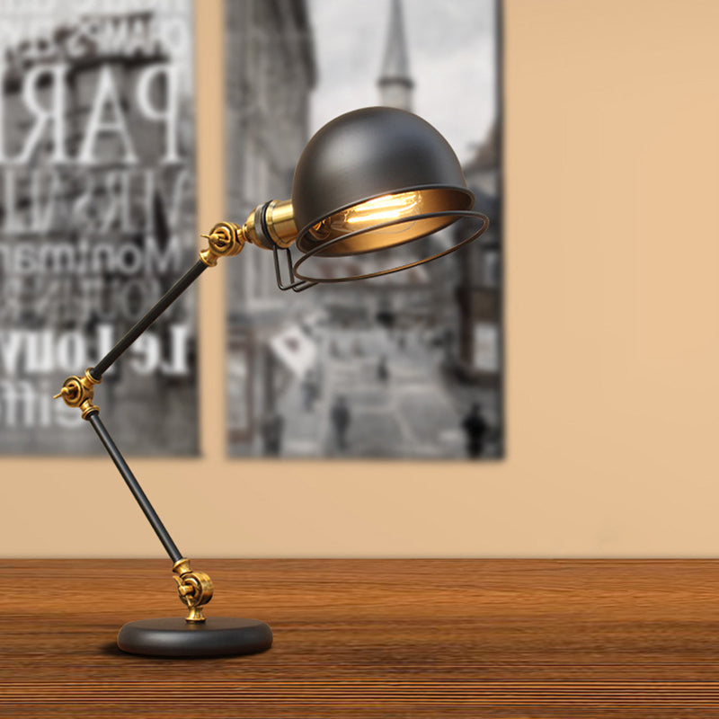 SwingLux - Industriel svingarmbordlampe med justerbar belysning og moderne stil
