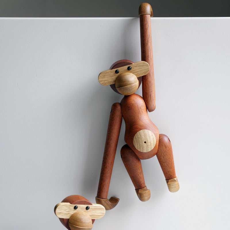 CheekyCharm - Playful abe ornament med et unikt og kunstnerisk design