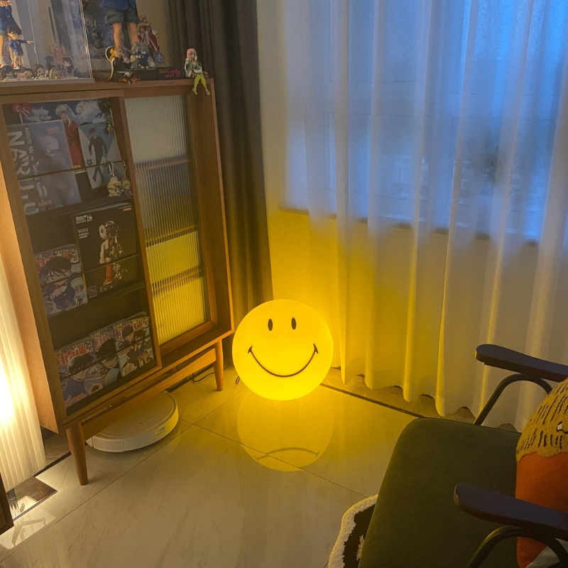 GlowMate – LED bordlampe med smilende ansigt og dæmpbart lys