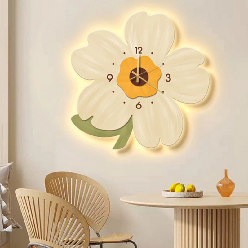 GlowVerra – Oplyst vægur med blomsterdesign og lydløs urværk