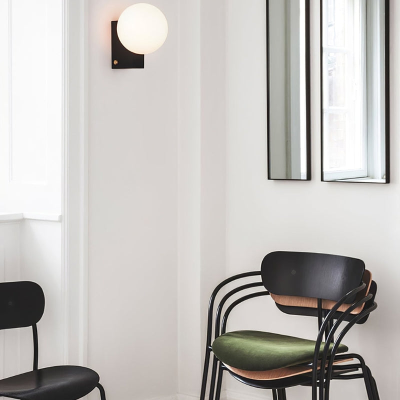 GeoGlow – Moderne geometrisk væglampe med glasglobus