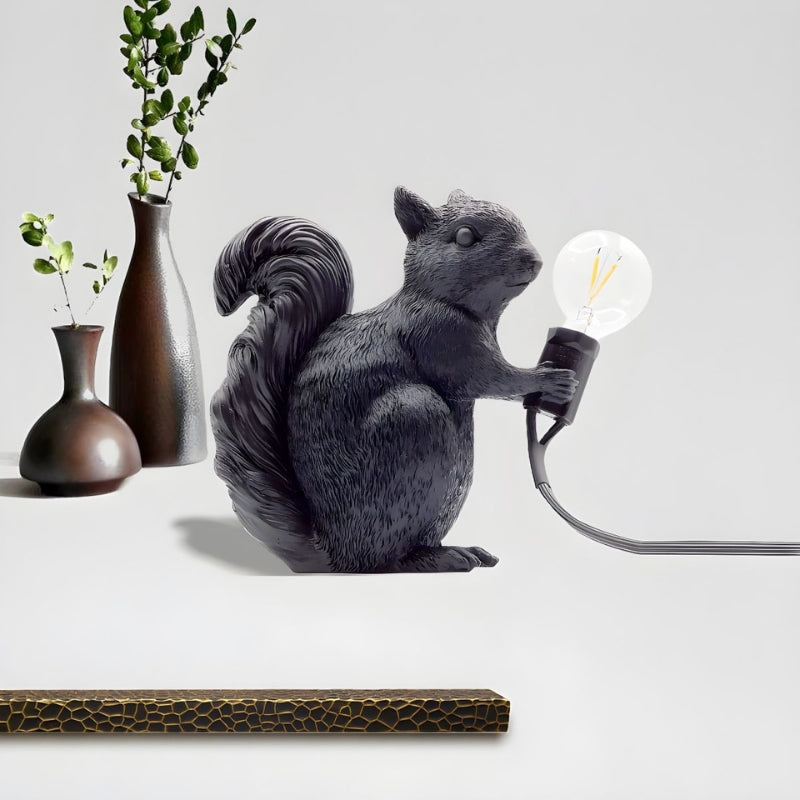SquirrelGlow – Nordisk egern bordlampe med kunstnerisk design