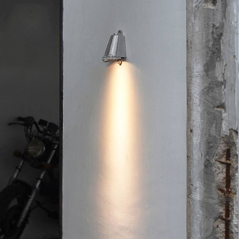 RayGlow – Industriel Klokkeformet Metal Væglampe til Udendørs Brug