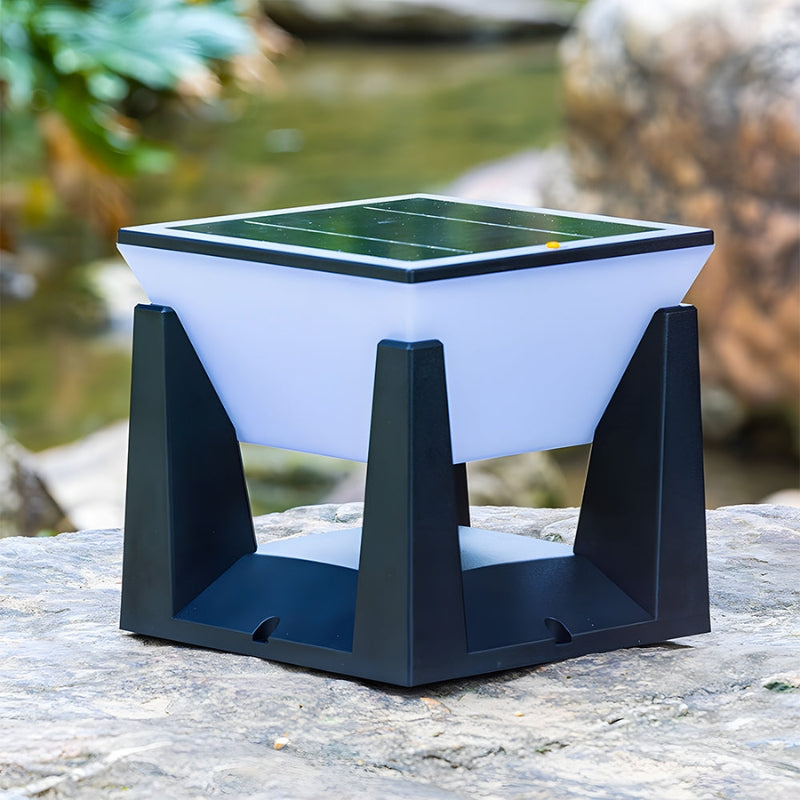 SolarGlow – Klassisk udendørslampe med solceller og geometrisk design