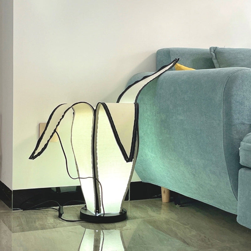 BananaGlow – Justerbar bananformet bordlampe med lynlåsdetaljer