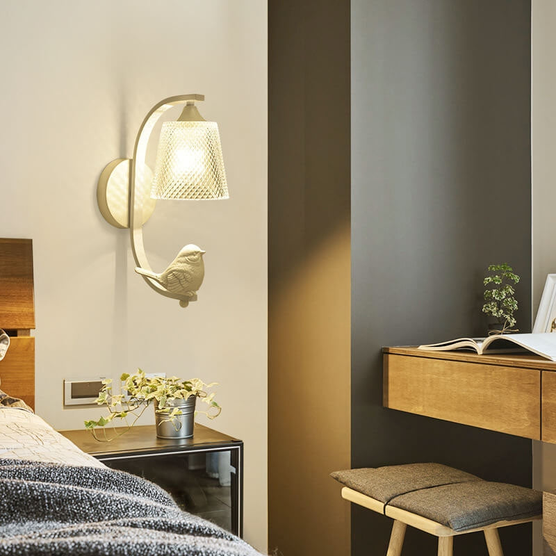 BirdGlow – Moderne Væglampe med Glasskærm og Fugl i Resin
