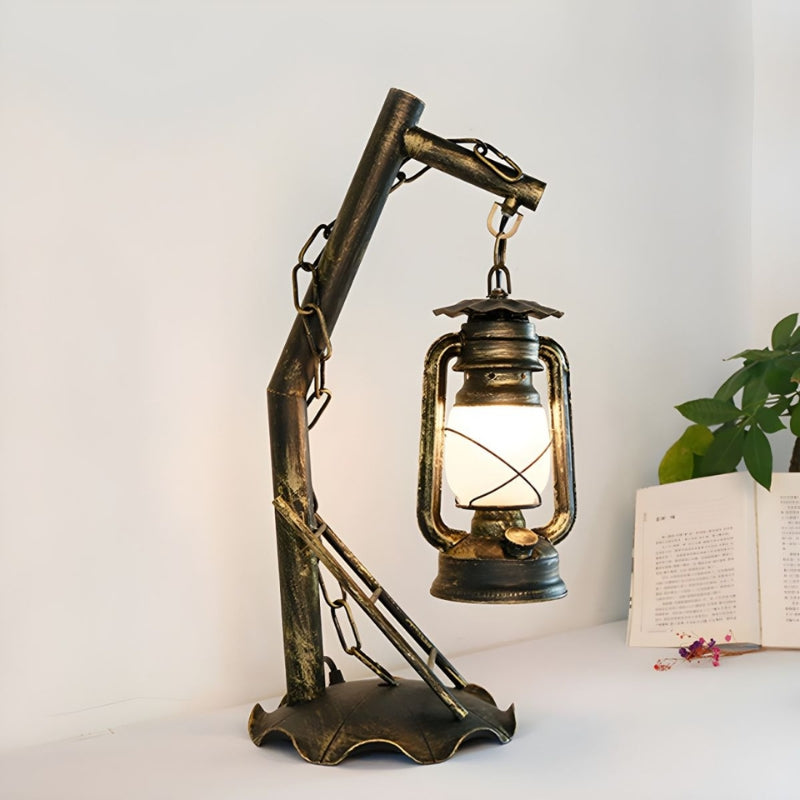 OpalForge – Moderne industrielt messingbordlampe med opalglasskærm