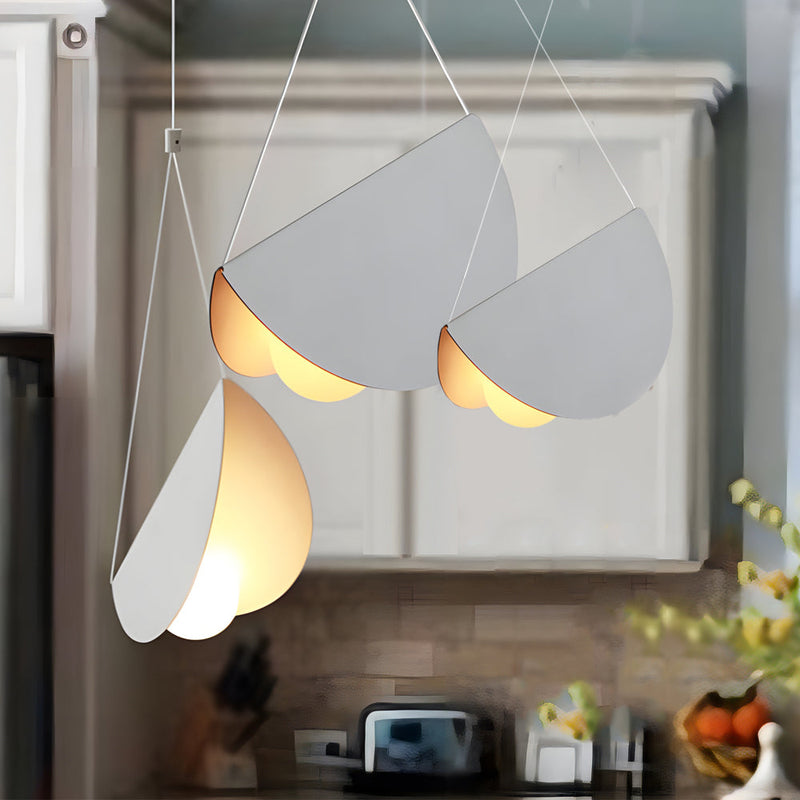FloraLume - Moderne loftslampe med bladinspireret design