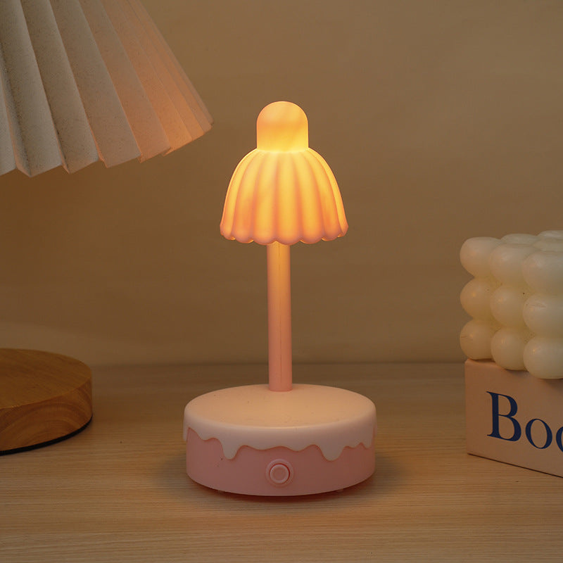 BloomLume – LED bordlampe med blomsterform og spejldesign