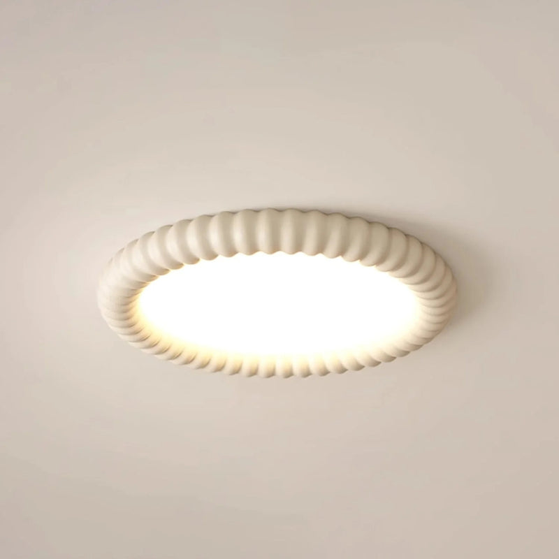 ZenHalo – Loftlampe med krusningsinspireret form og rolig belysning ovenfra