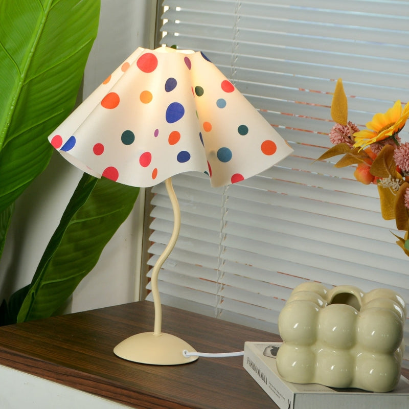 UmbraGlow – Nordisk paraplyformet bordlampe med farverige prikker