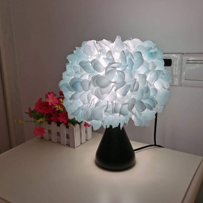 BloomAura – Bordlampe med Blomsterbuket og Klassisk Design