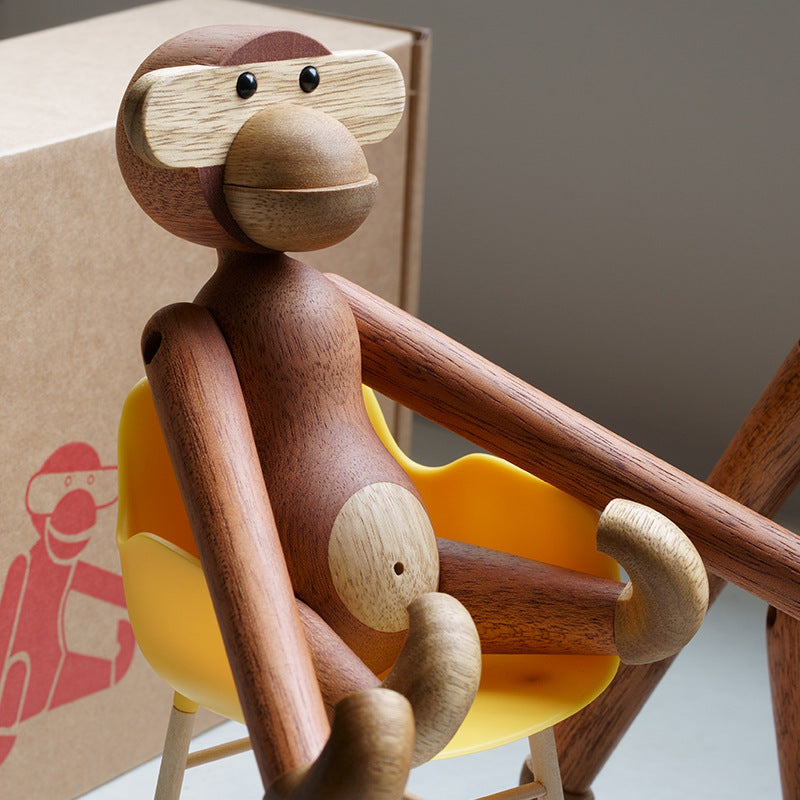 CheekyCharm - Playful abe ornament med et unikt og kunstnerisk design