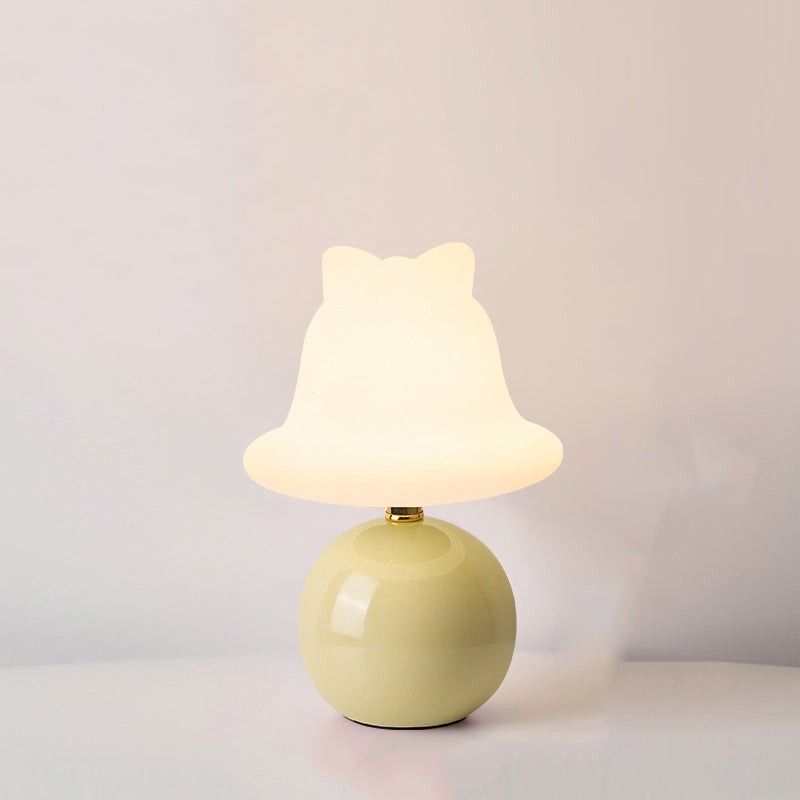 BelloGlow – Legesyg bordlampe med afrundet fod og klokkeformet skærm