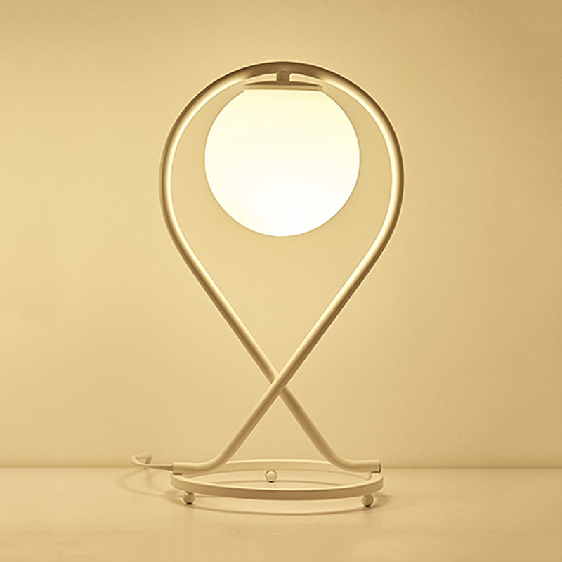 LineaGlow – Moderne lineær sengelampe med minimalistisk design