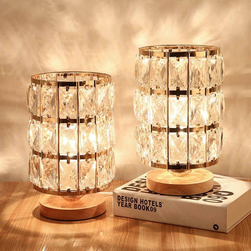 CrystaLuxe - Elegant guld-tonet krystal accent sengelampe