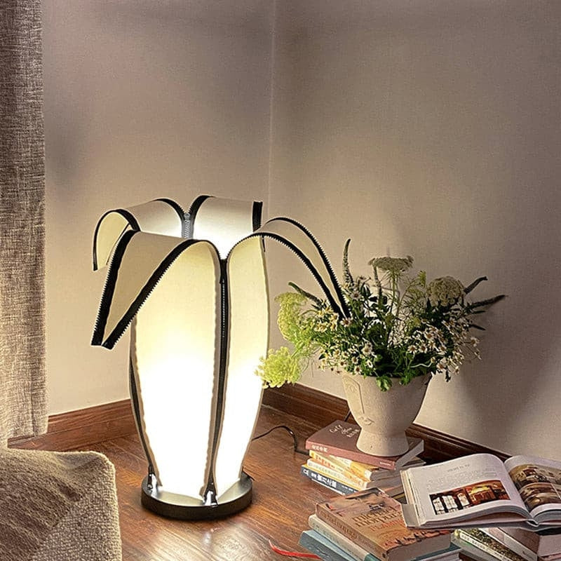 BananaGlow – Justerbar bananformet bordlampe med lynlåsdetaljer