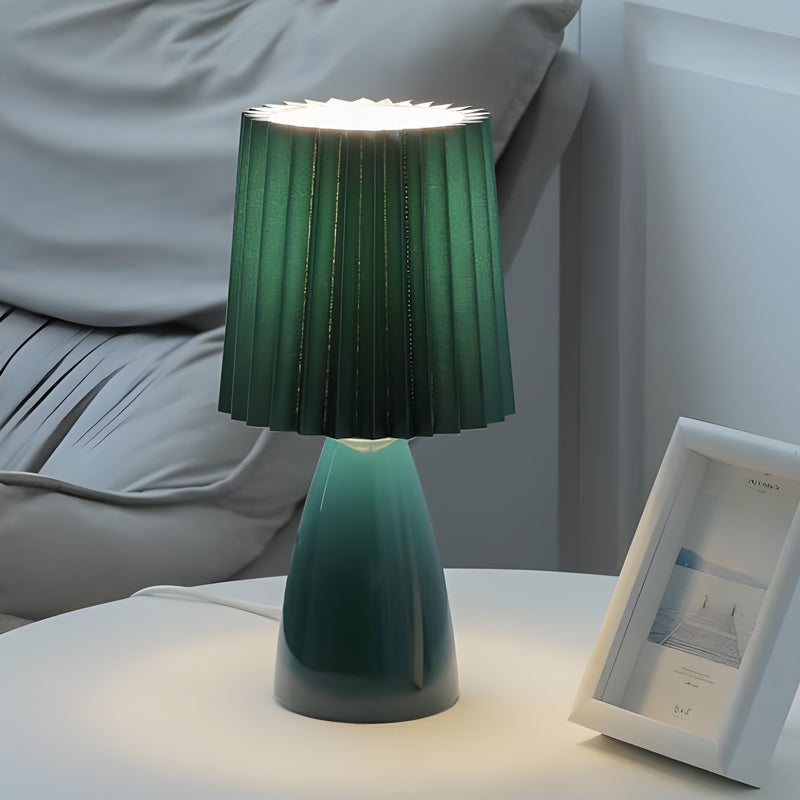 PleatGlow – Elegant dæmpbar bordlampe med USB-opladning