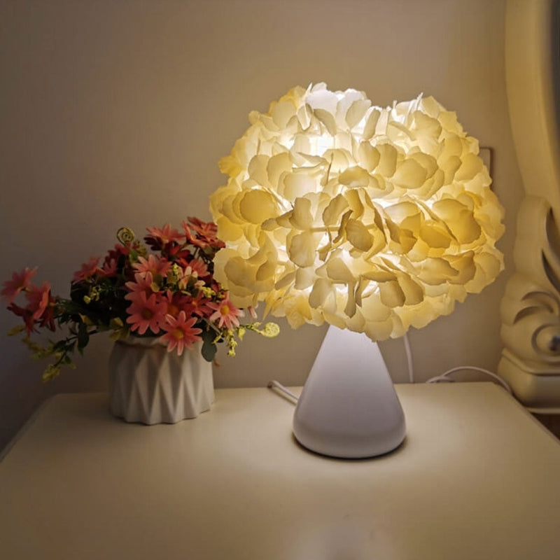 BloomAura – Bordlampe med Blomsterbuket og Klassisk Design